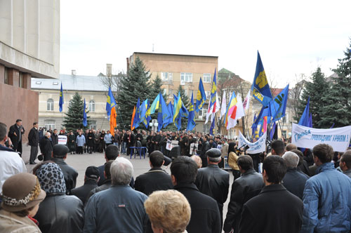 «Беркут» не впускав мітингувальників до Івано-Франківської ОВК