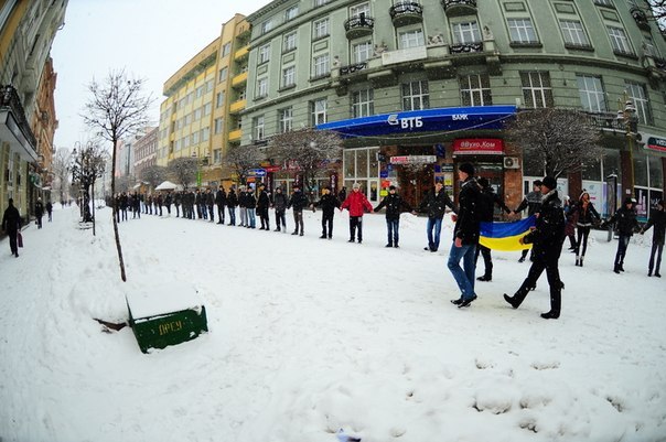 В неділю, 22-січня, в Івано-Франківську на Вічевому майдані до Дня Соборності молодь почала формувати живий ланцюг.