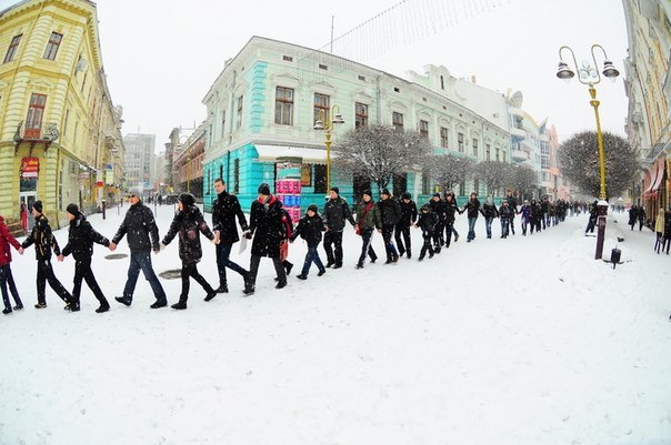 В неділю, 22-січня, в Івано-Франківську на Вічевому майдані до Дня Соборності молодь почала формувати живий ланцюг.