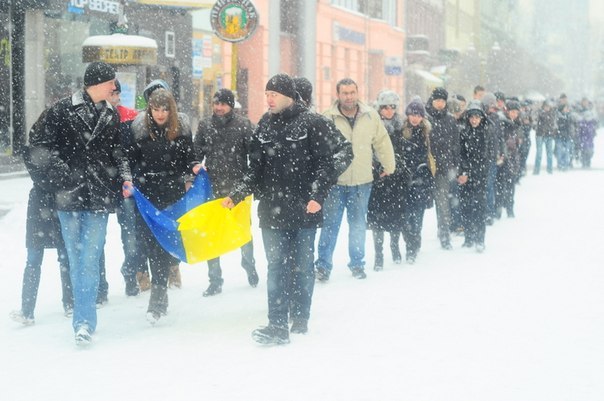 В неділю, 22-січня, в Івано-Франківську на Вічевому майдані до Дня Соборності молодь почала формувати живий ланцюг.