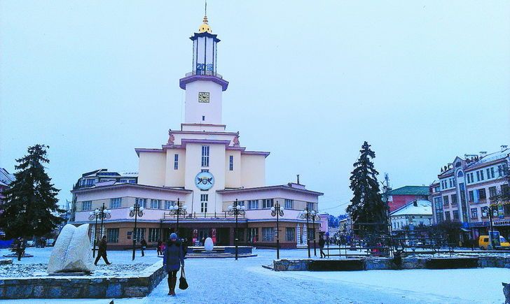 Фото автора та з «Вікіпедії»